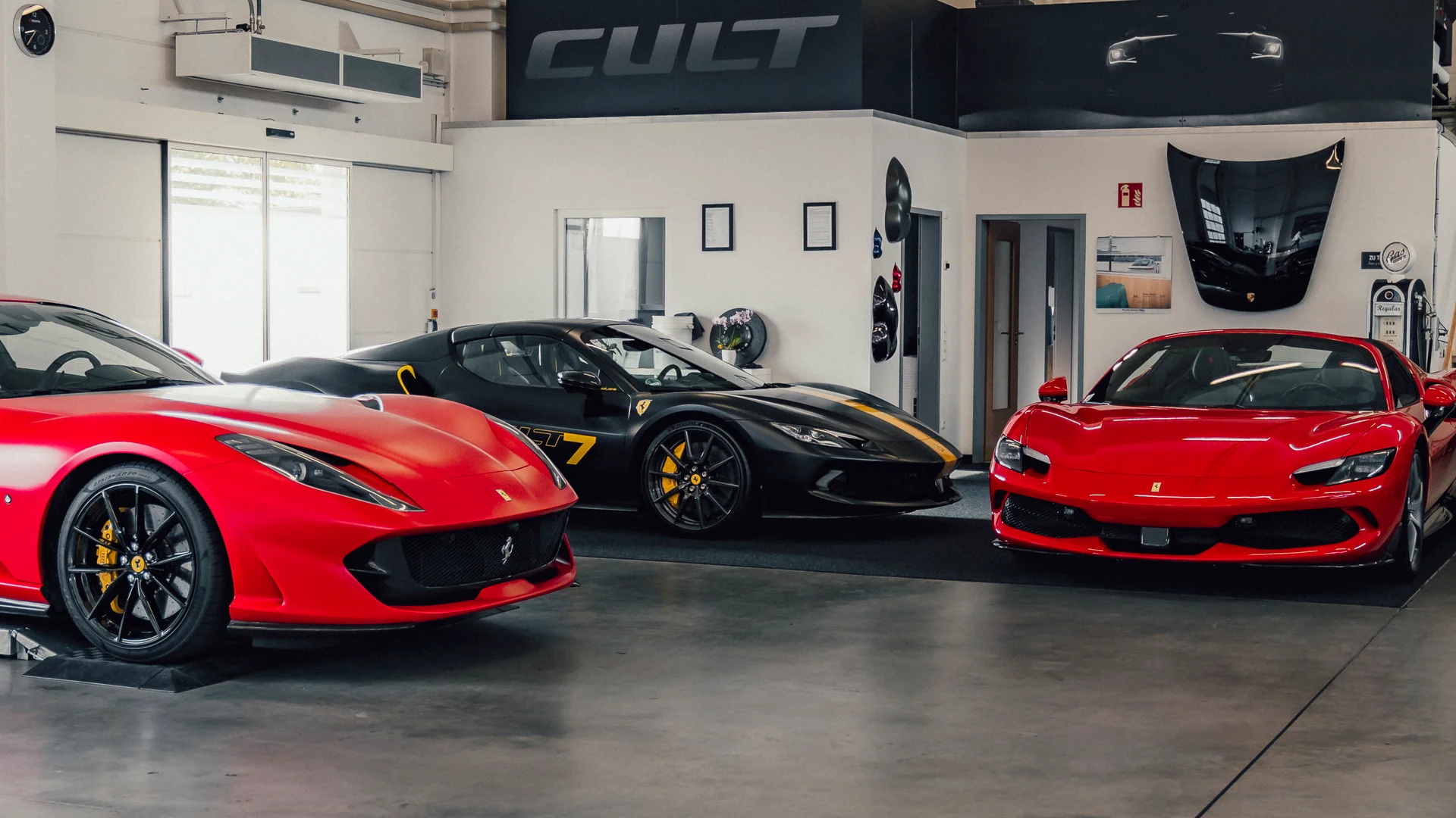 3x Ferrari